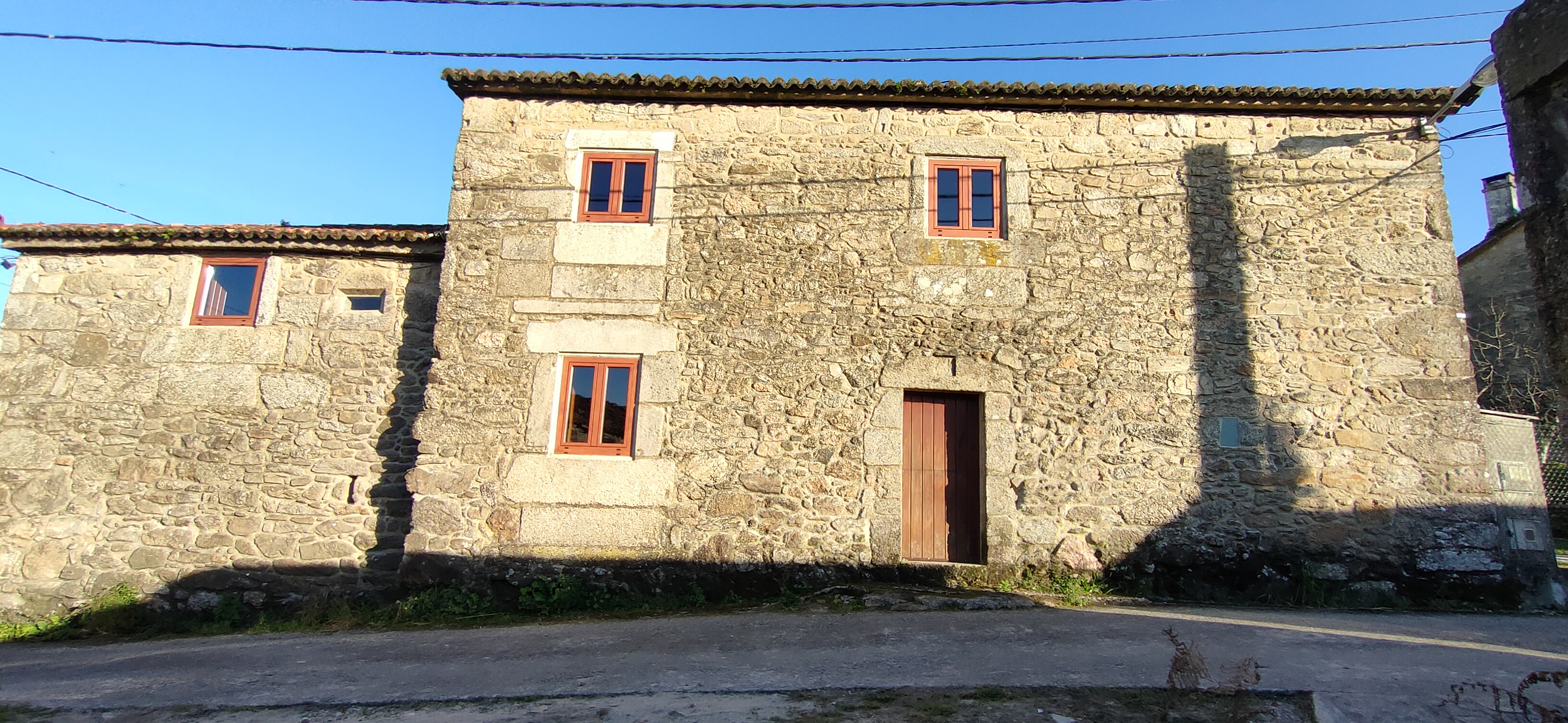 EXT-facahada-lateral-con-sol